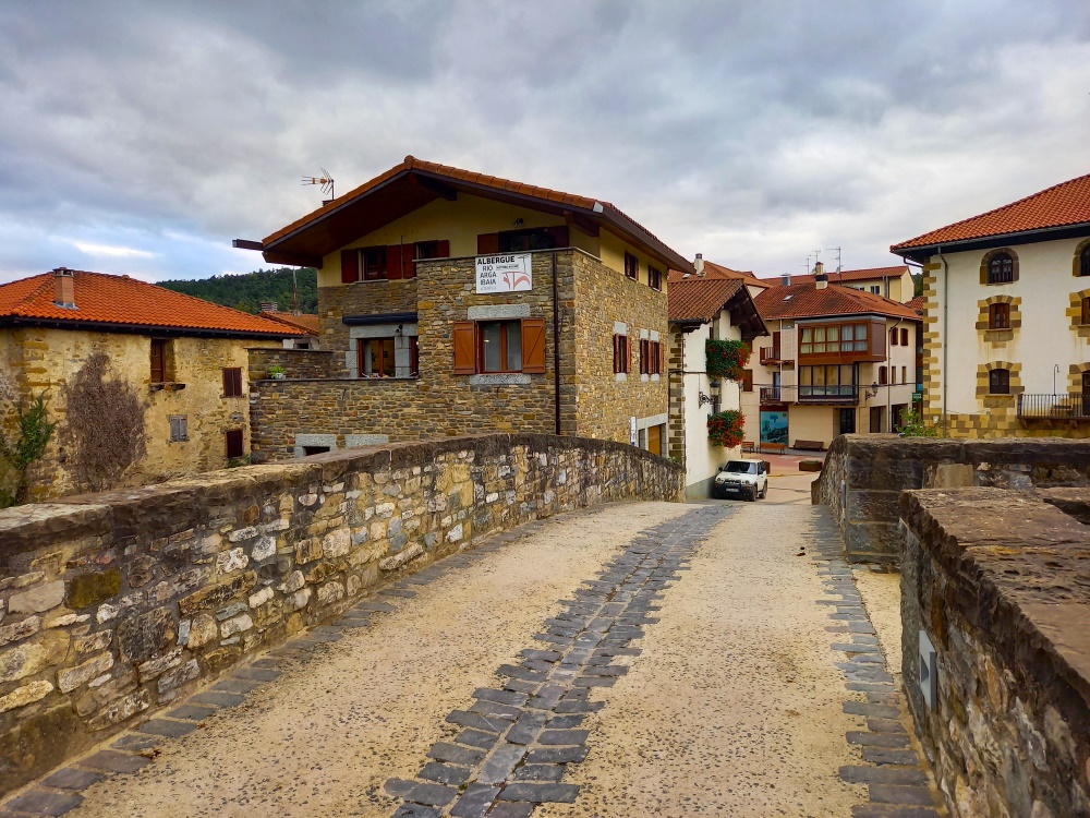 Pieni espanjalainen kylä ja pyhiinvaeltajien perinteinen majoitus eli albergue Camino Frances reitillä.