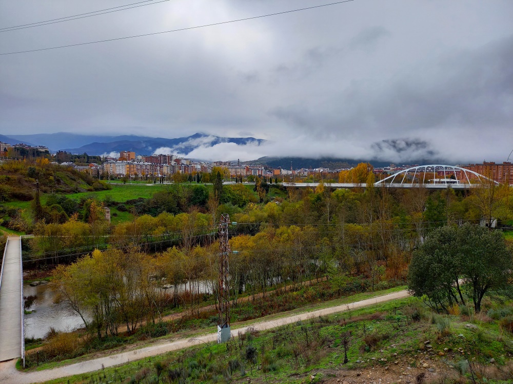 Pilvinen näkymä Camino Frances reitillä olevaan Ponferradan kaupunkiin vuorten keskellä.