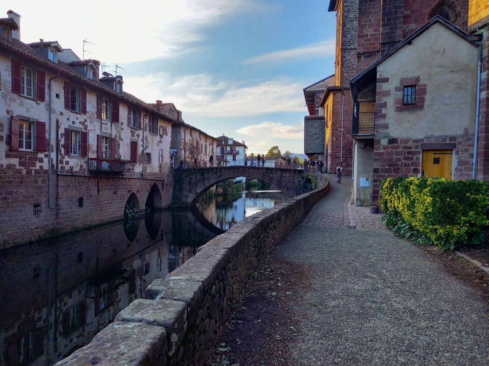 Jokimaisema Camino Frances reitin aloituspisteellä pienessä Saint-Jean-Pied-de-Portin kylässä Ranskassa.