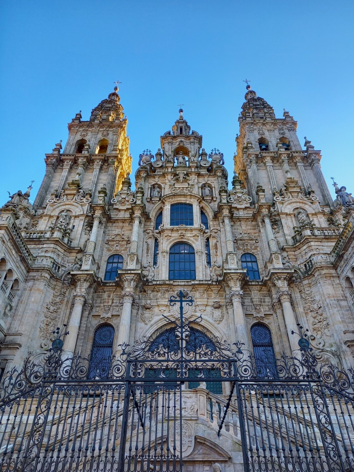 Santiago de Compostelan goottilaistyylinen katedraali Espanjassa.