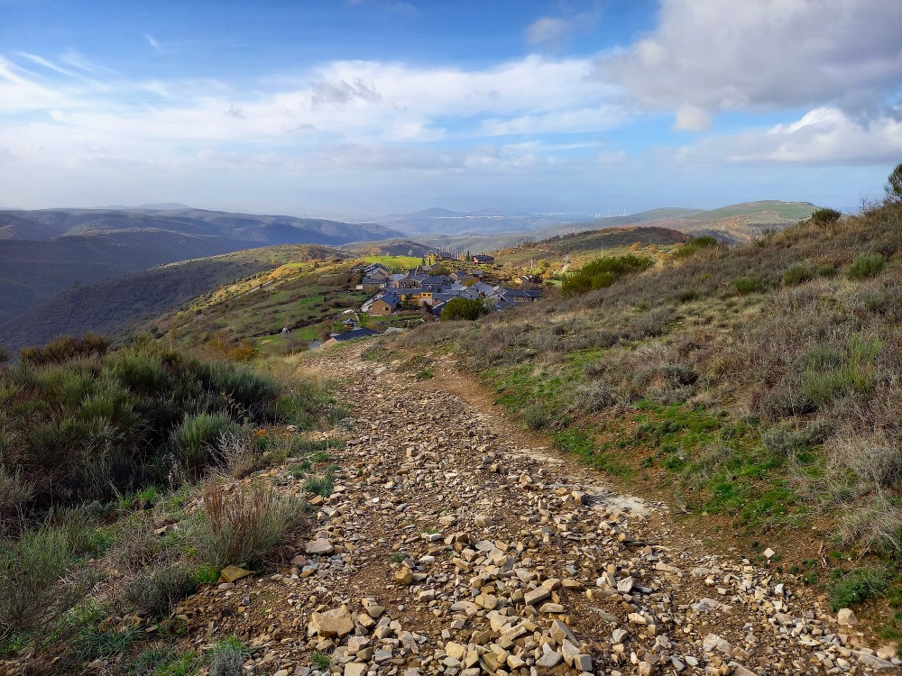 Santiago de Compostela vaellus ja soratie, joka johtaa pieneen espanjalaiseen vuoristokylään.