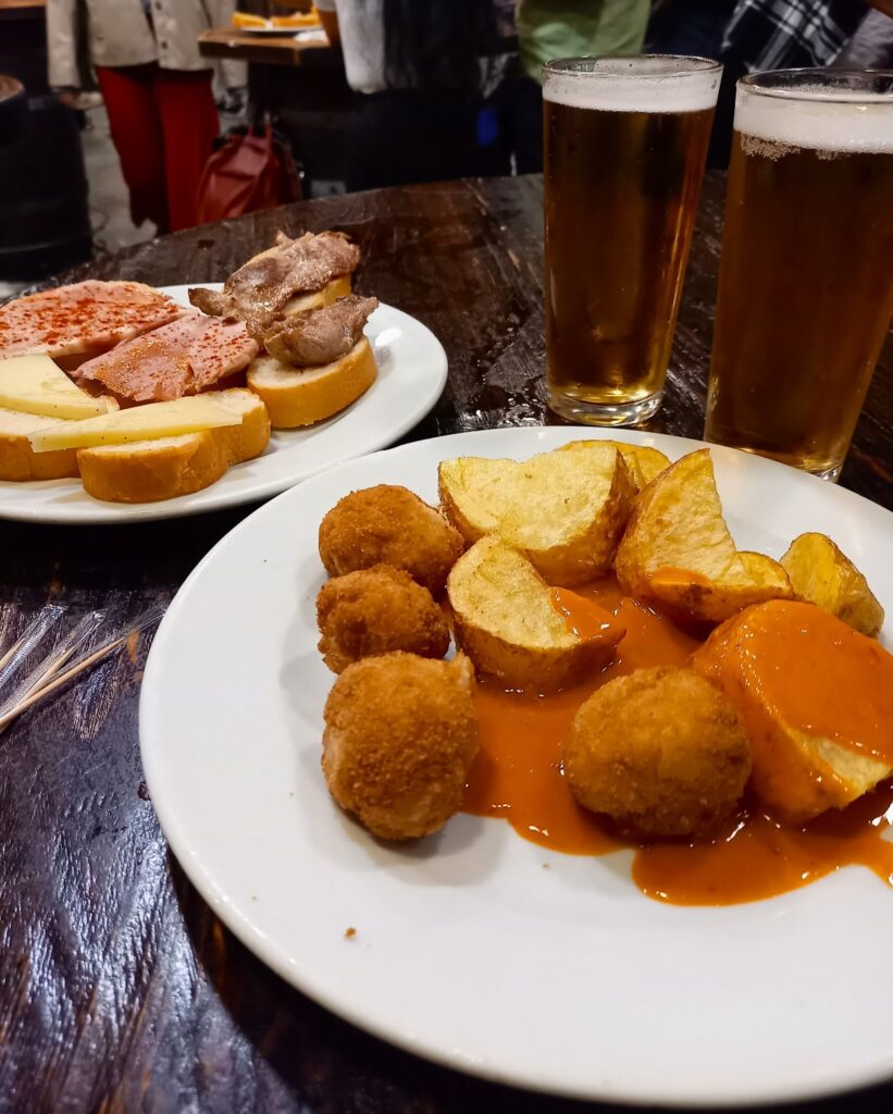 Kaksi tapasannosta espanjalaisessa baarissa.
