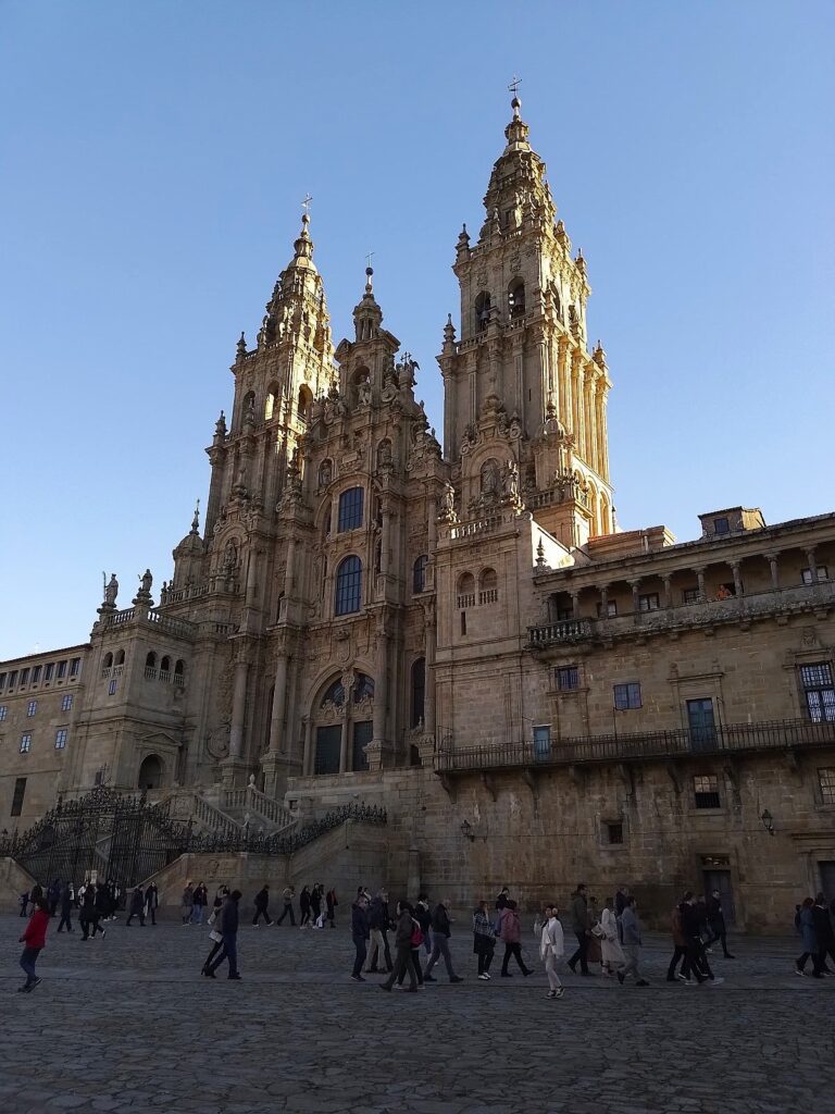 Santiago de Compostelan katedraali ja ihmisiä katedraalin aukiolla.