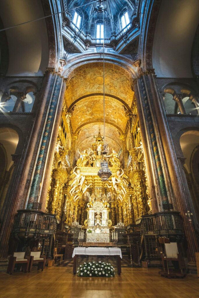 Santiago de Compostelan katedraalin valaistu, koristeellinen alttari.